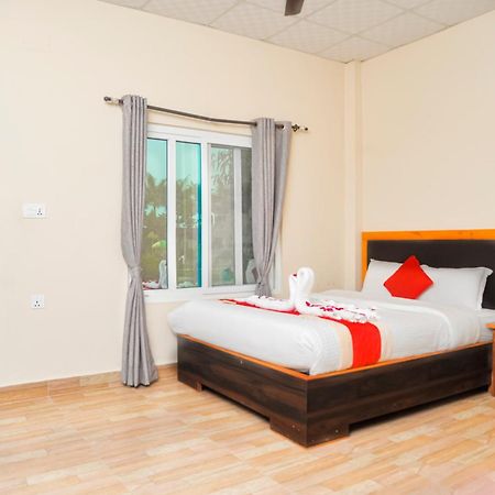 Hotel Greenland Safari Sauraha Bagian luar foto