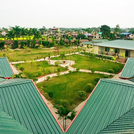 Hotel Greenland Safari Sauraha Bagian luar foto