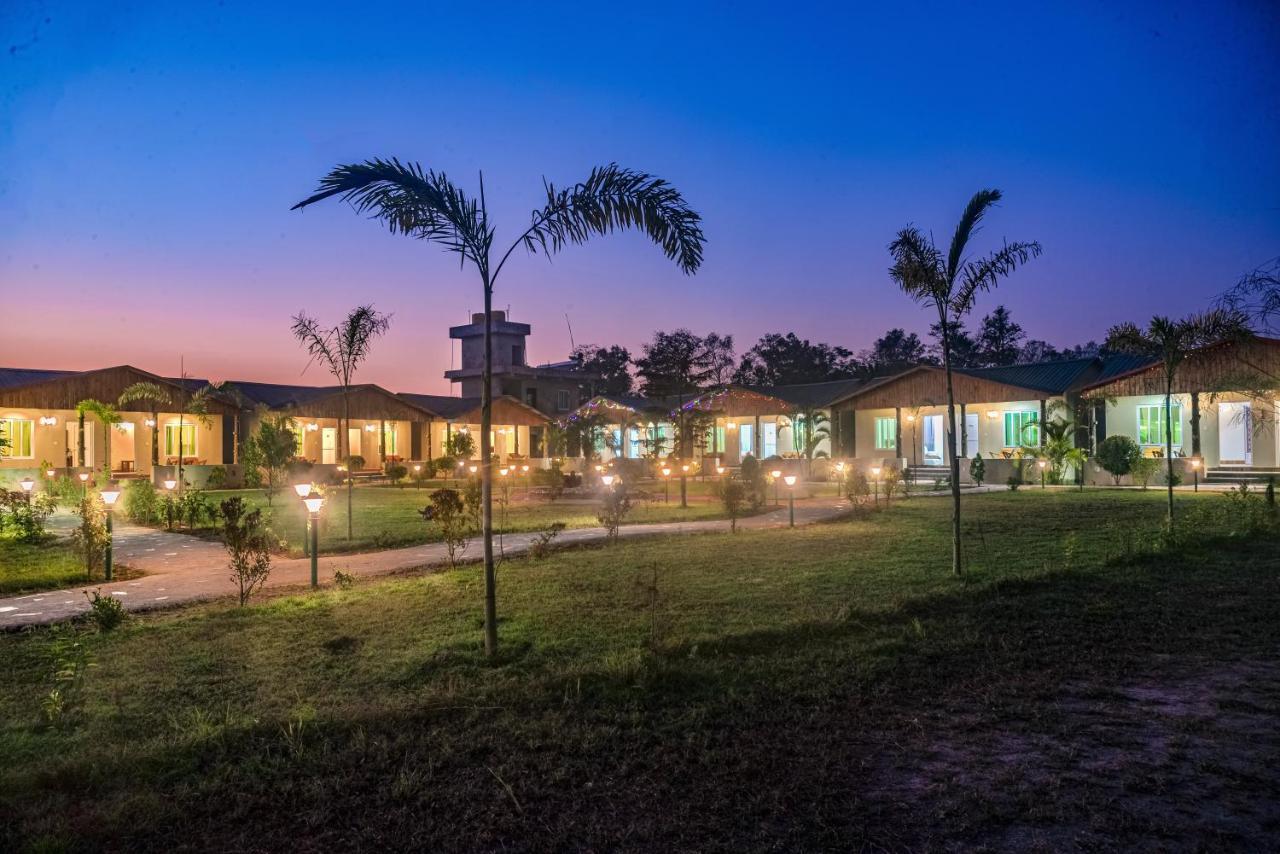 Hotel Greenland Safari Sauraha Bagian luar foto