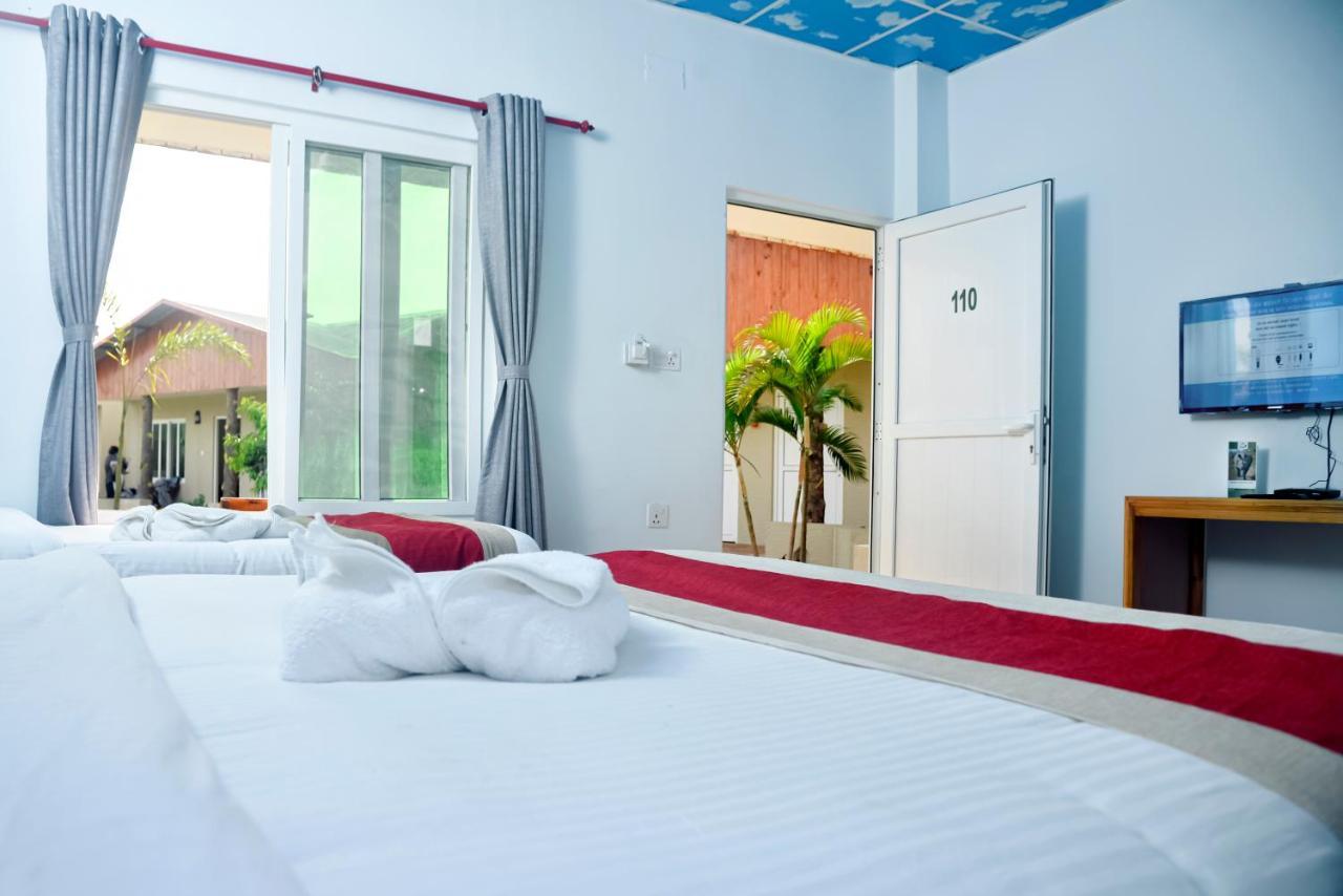 Hotel Greenland Safari Sauraha Bagian luar foto