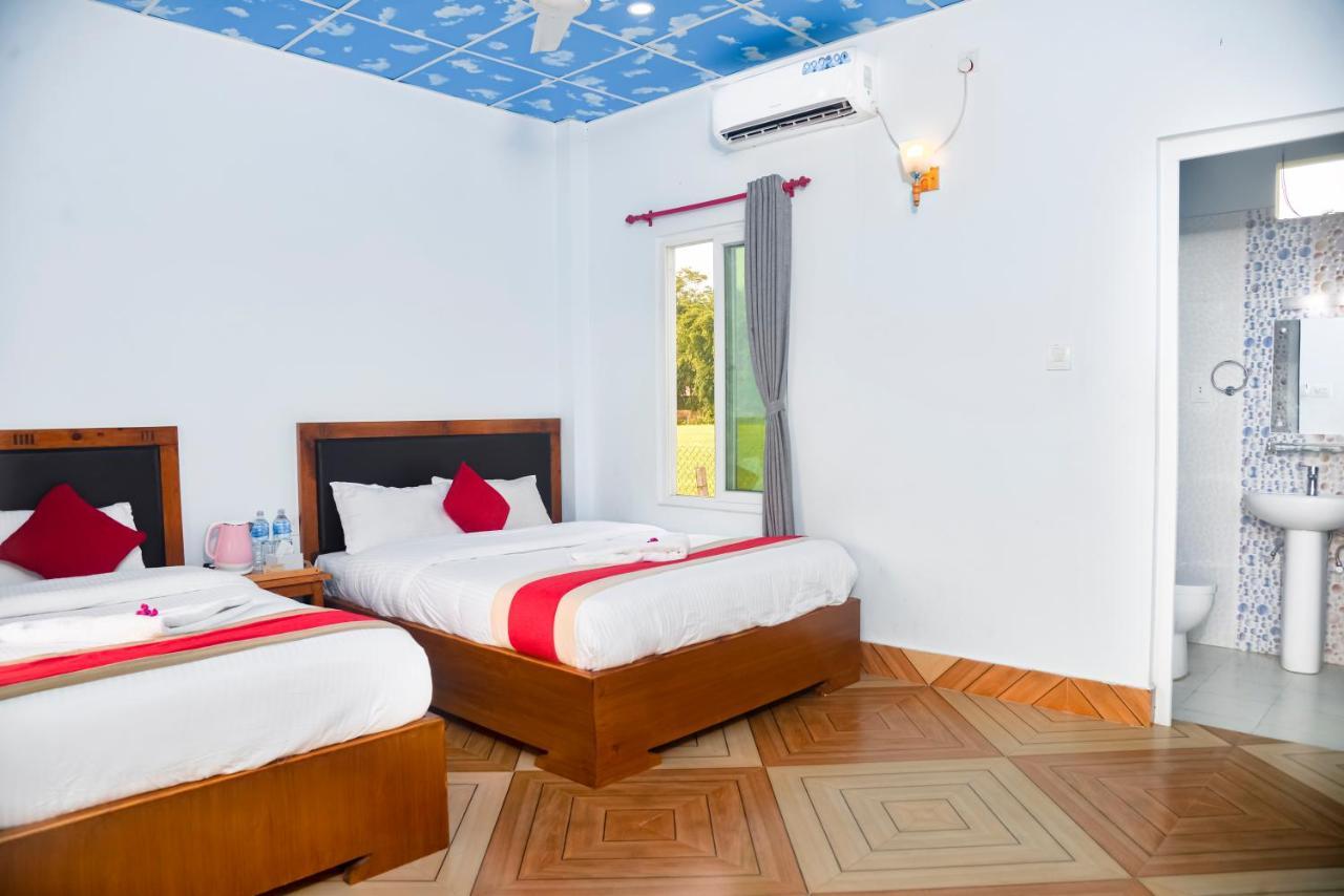 Hotel Greenland Safari Sauraha Bagian luar foto