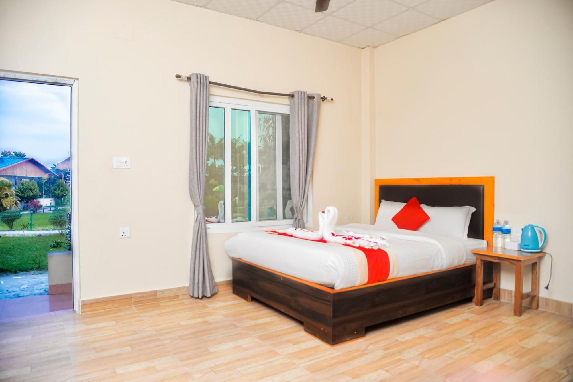 Hotel Greenland Safari Sauraha Bagian luar foto