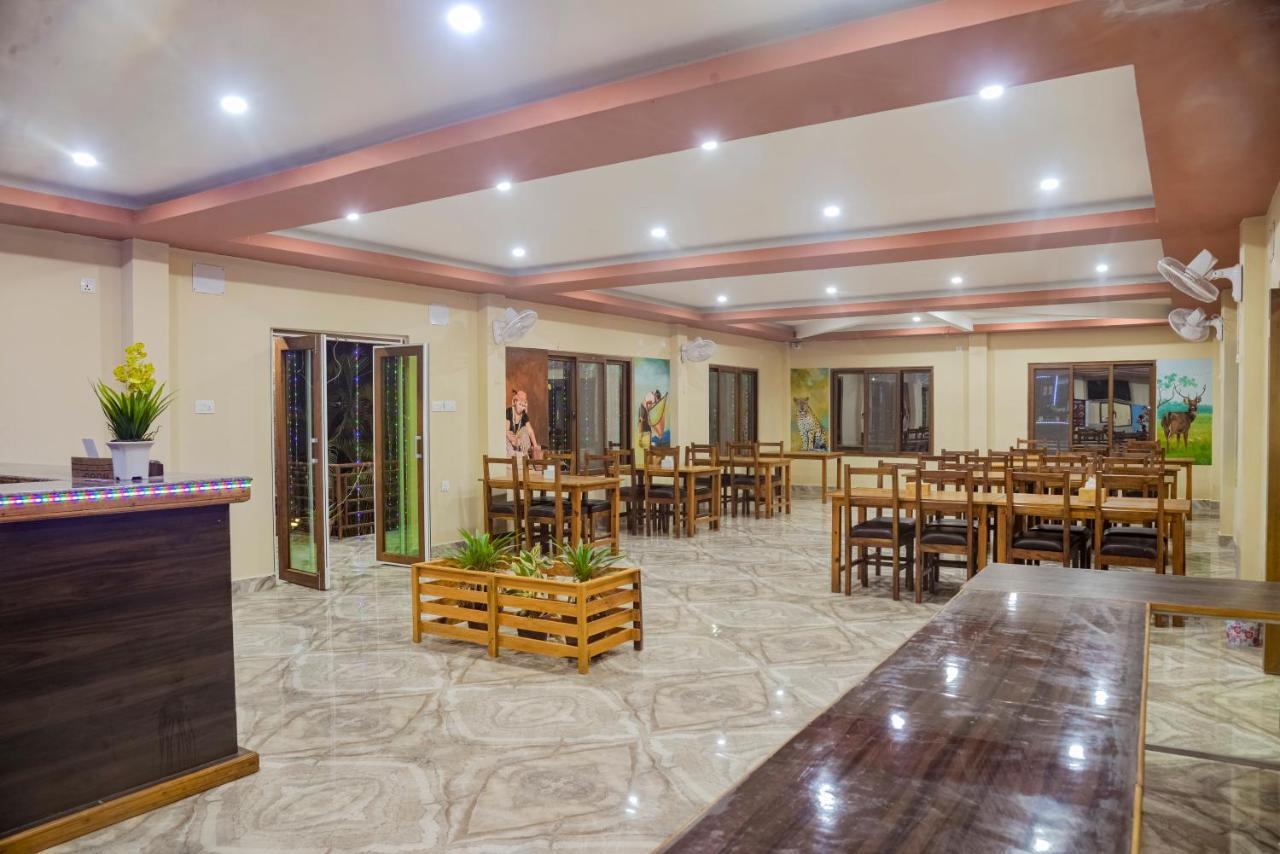 Hotel Greenland Safari Sauraha Bagian luar foto