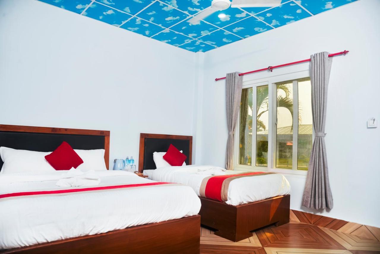 Hotel Greenland Safari Sauraha Bagian luar foto