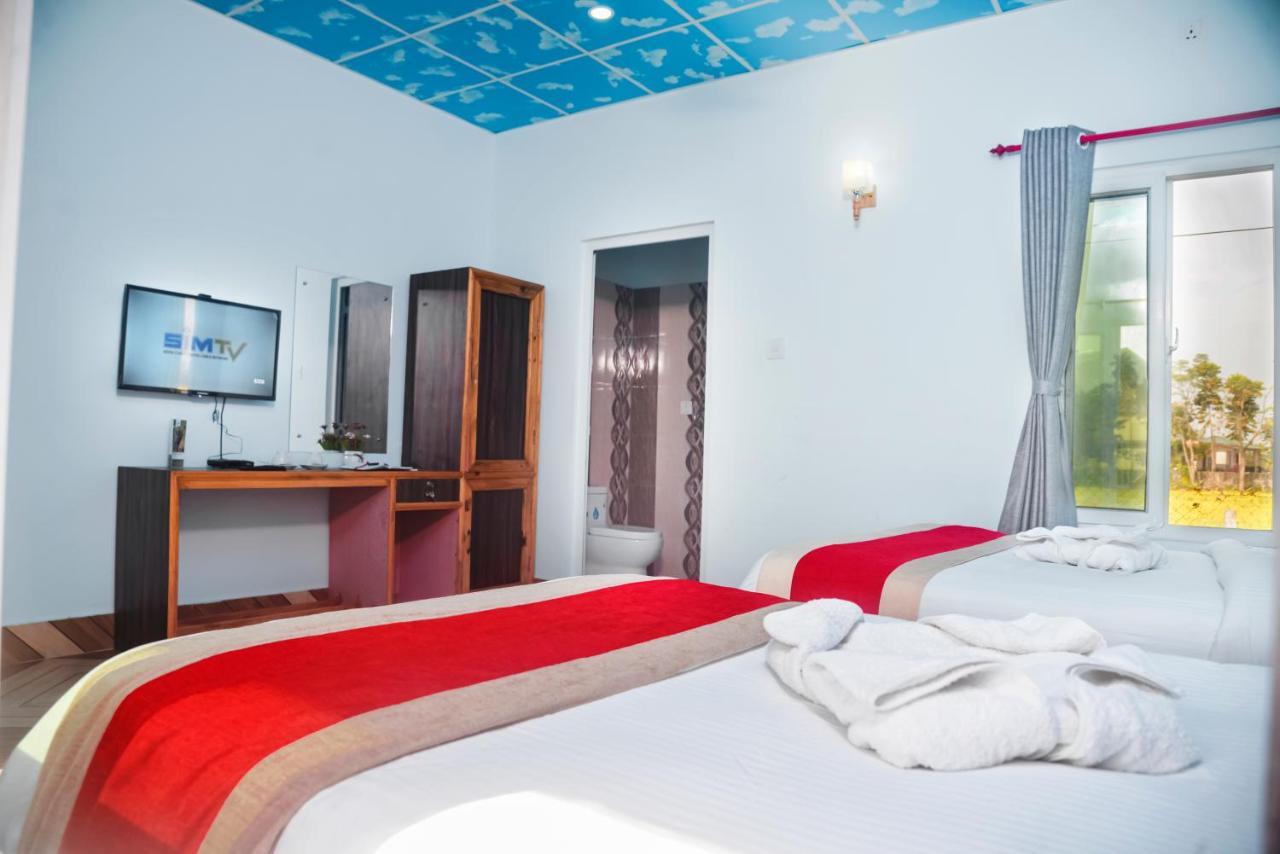 Hotel Greenland Safari Sauraha Bagian luar foto