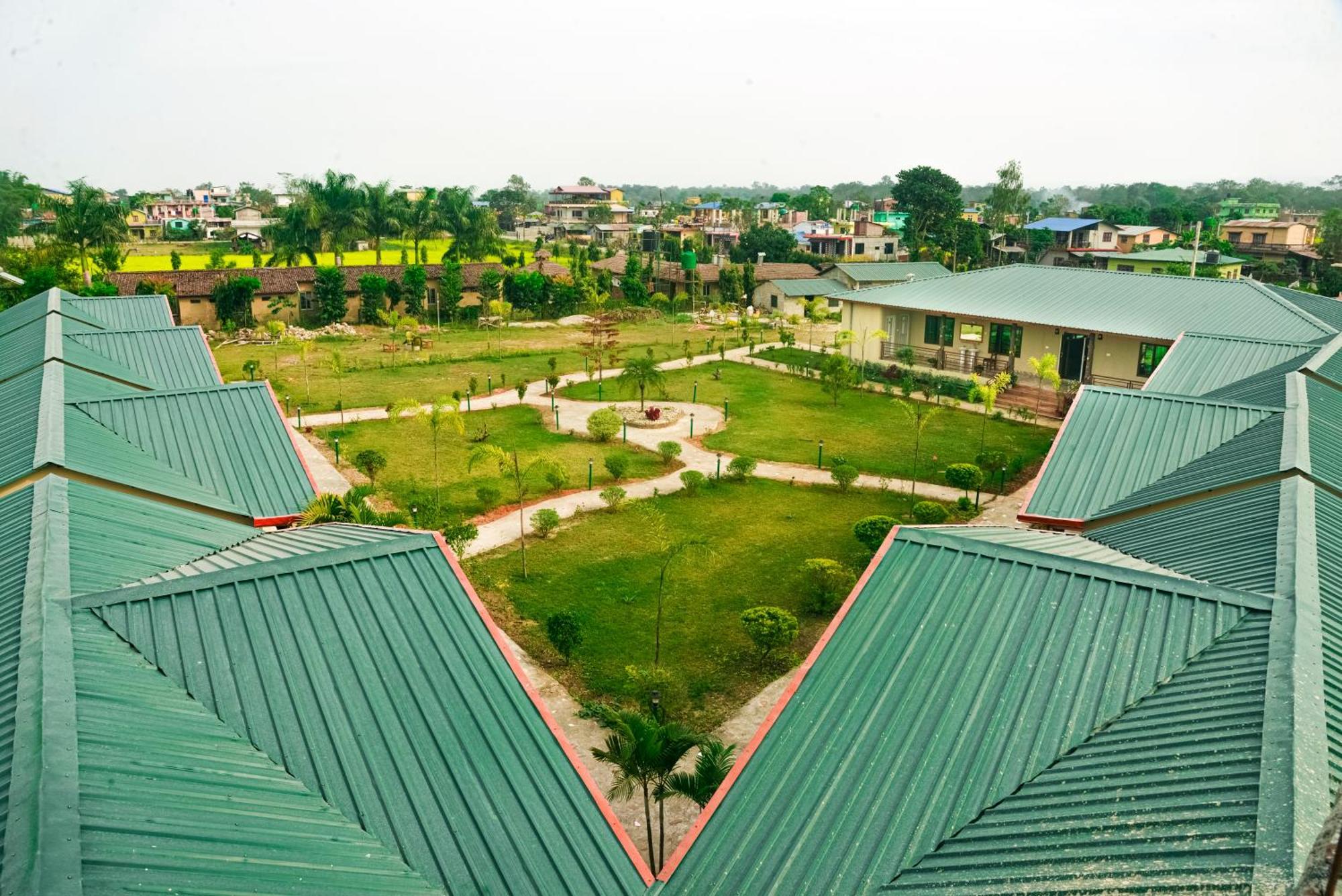 Hotel Greenland Safari Sauraha Bagian luar foto