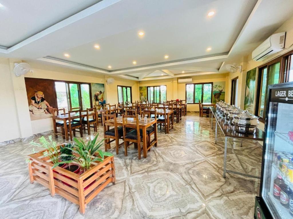 Hotel Greenland Safari Sauraha Bagian luar foto